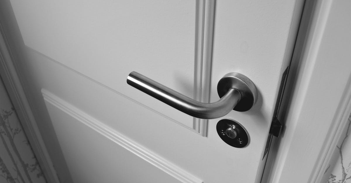 découvrez l'univers des serrures avec notre guide complet sur les différents types de systèmes de verrouillage. apprenez comment choisir la serrure adaptée pour sécuriser votre maison ou votre entreprise.