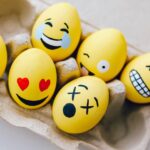découvrez l'univers des emojis : leur histoire, leur utilisation et leur impact sur la communication moderne. plongez dans cet art linguistique visuel qui enrichit nos échanges quotidiens.
