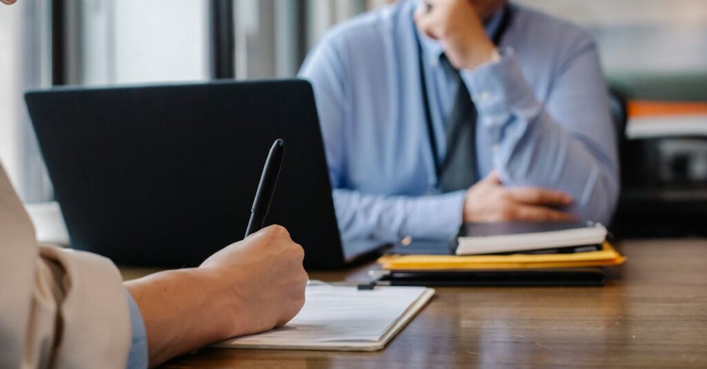 découvrez comment créer un résumé efficace et percutant qui saura capter l'attention des recruteurs. apprenez les meilleures pratiques, les conseils pour valoriser vos compétences et expériences, et les erreurs à éviter pour maximiser vos chances de réussite dans votre recherche d'emploi.