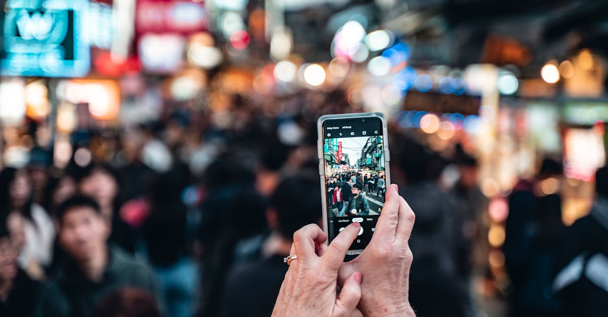 découvrez l'univers de snapchat, l'application de partage de photos et vidéos éphémères. restez connecté avec vos amis grâce à des messages instantanés, des filtres créatifs et des stories captivantes. explorez, exprimez-vous et partagez vos moments en toute simplicitié !