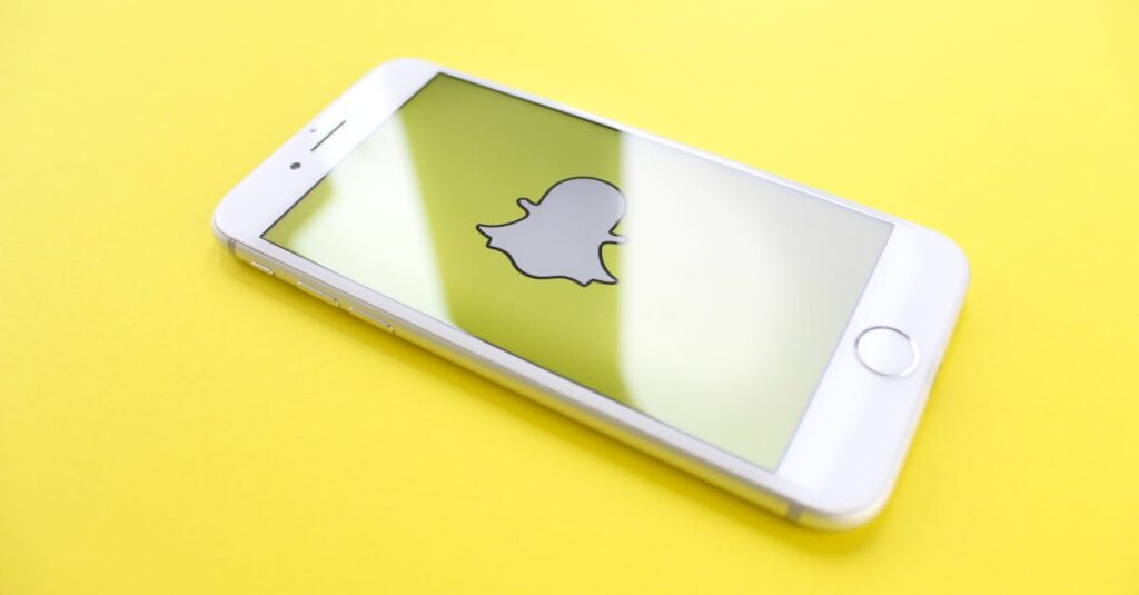 découvrez l'univers des emojis snapchat : exprimez vos émotions de manière créative avec une vaste sélection d'icônes fun et colorées. apprenez à les utiliser pour rendre vos snaps plus engageants et amusants !