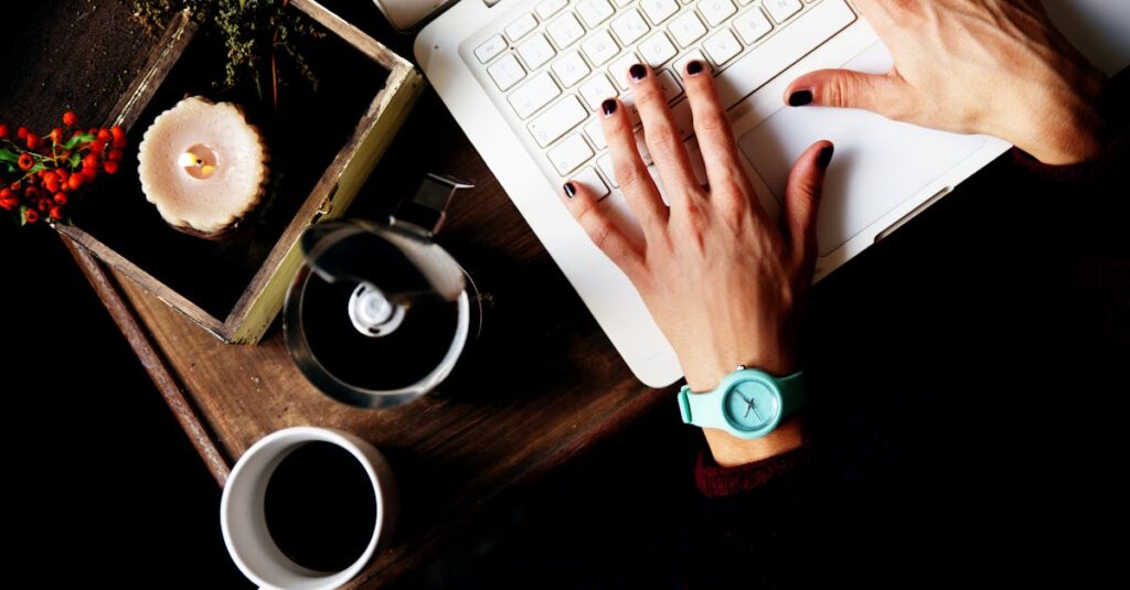 découvrez l'art du typing : améliorez votre vitesse et précision au clavier grâce à nos conseils, outils et exercices dédiés. parfait pour les débutants et les experts désirant optimiser leur productivité.