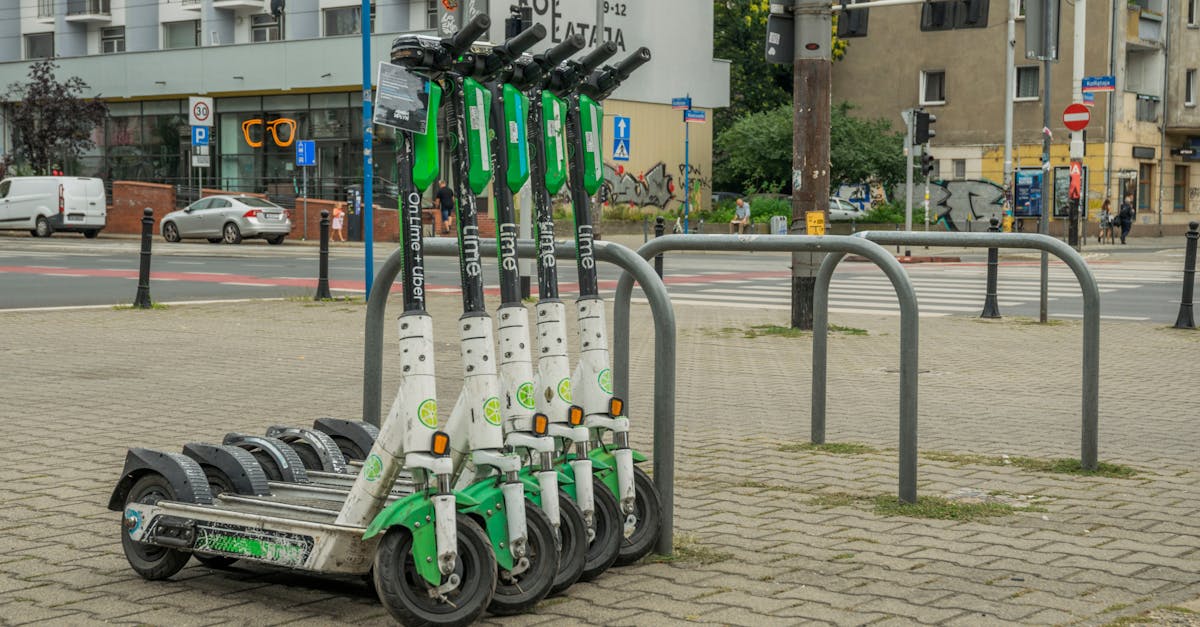 découvrez tout sur les trottinettes électriques : avantages, modèles, conseils d'achat et sécurité pour choisir la solution de mobilité urbaine idéale.