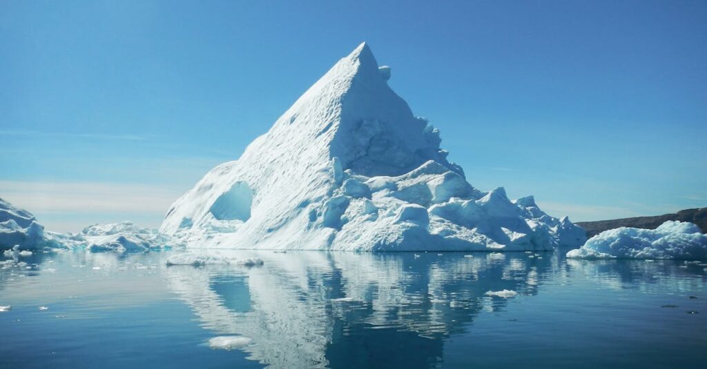 découvrez tout sur les icebergs : formation, caractéristiques, dangers pour la navigation et impact sur l’environnement. informations essentielles et fascinantes sur ces géants de glace.