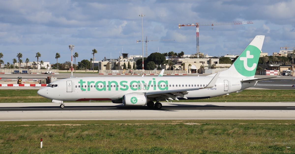 découvrez les enjeux et la polémique autour de l'approbation de l'auto-certification du boeing 737 max, ses impacts sur la sécurité aérienne et les régulations en vigueur.