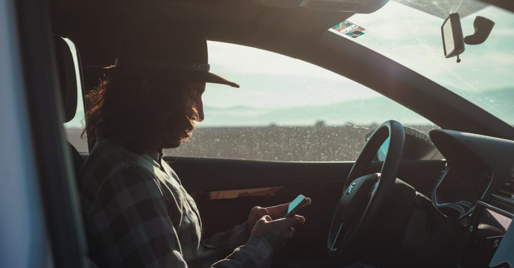 Utiliser son téléphone au volant : vers une suspension systématique du permis à chaque infraction découvrez les dangers de l'utilisation du téléphone au volant et les conseils pour rester concentré sur la route afin d'assurer votre sécurité et celle des autres.