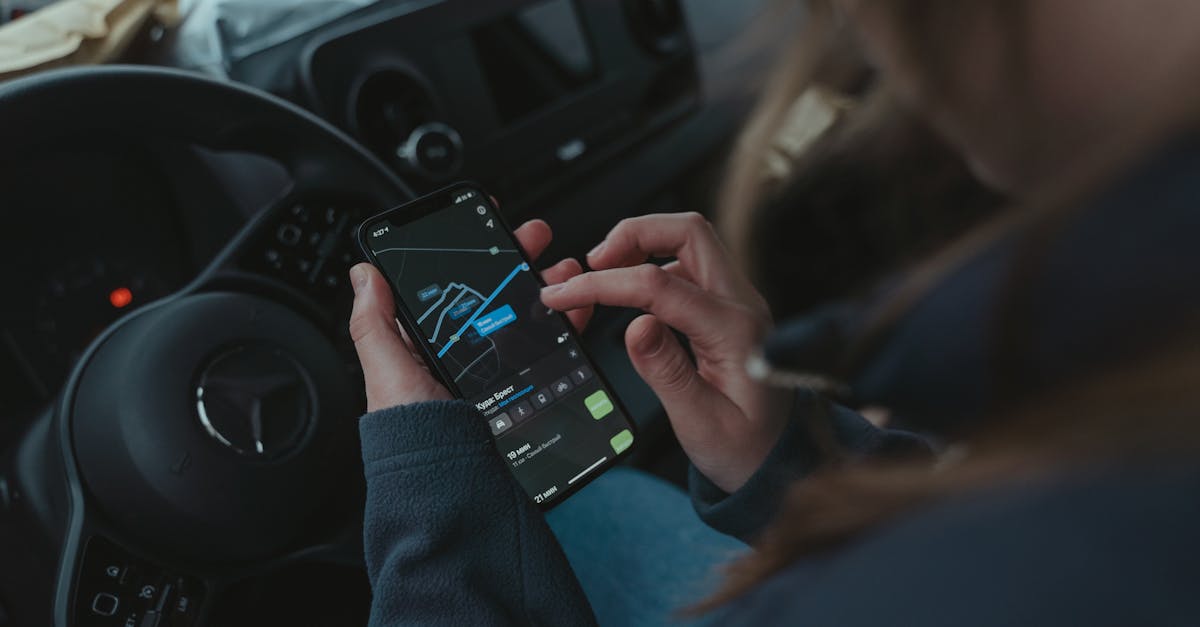 découvrez les risques liés à l'utilisation du téléphone au volant et comment adopter une conduite plus sûre pour protéger votre vie et celle des autres.