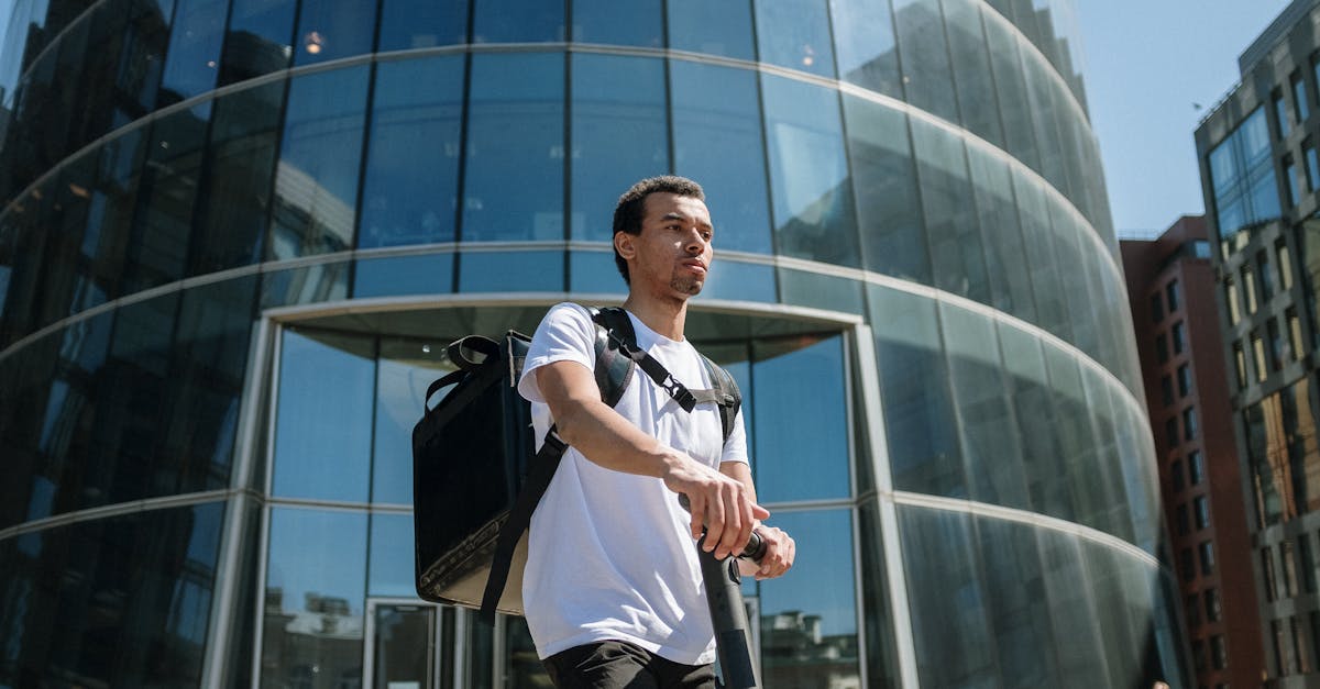 comparez les meilleurs trottinettes électriques du marché en découvrant leurs caractéristiques, performances, prix et avis pour faire le choix idéal.