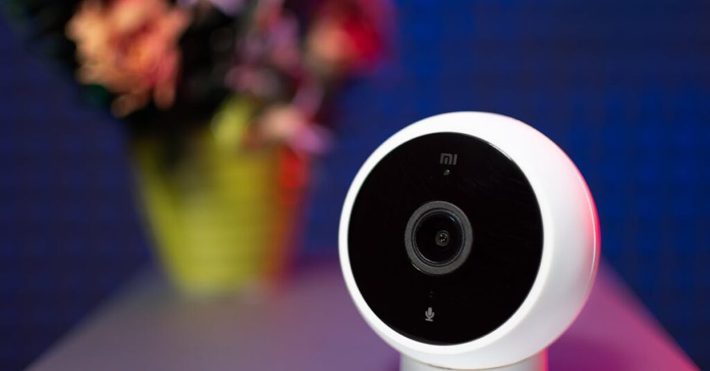 découvrez nos solutions avancées de surveillance à domicile pour protéger votre maison et votre famille en toute sécurité 24h/24.