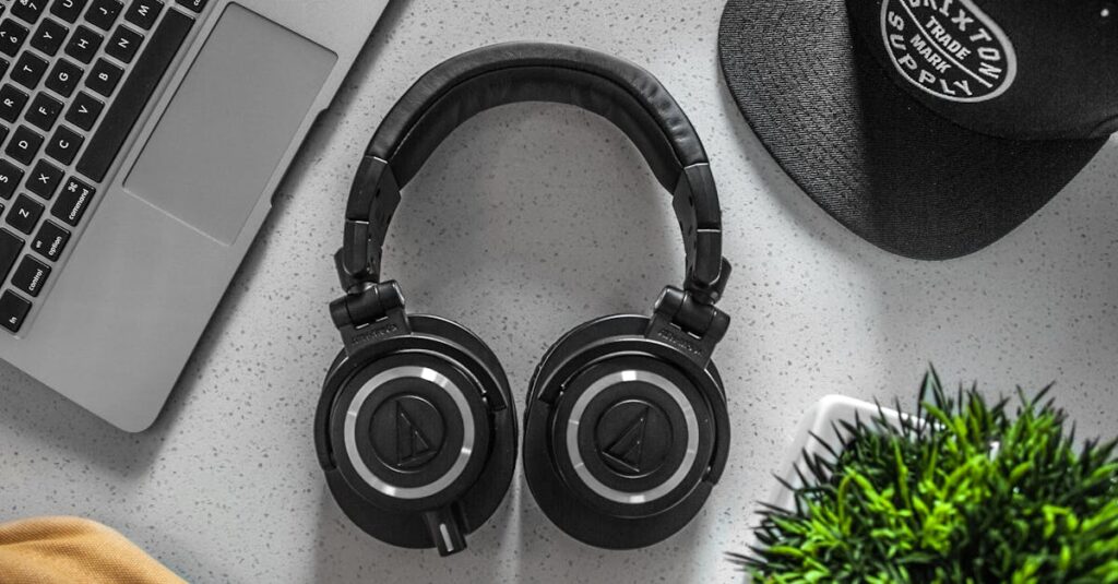 découvrez notre sélection de casques audio offrant un son de haute qualité, un confort optimal et un design élégant pour une expérience d'écoute incomparable.