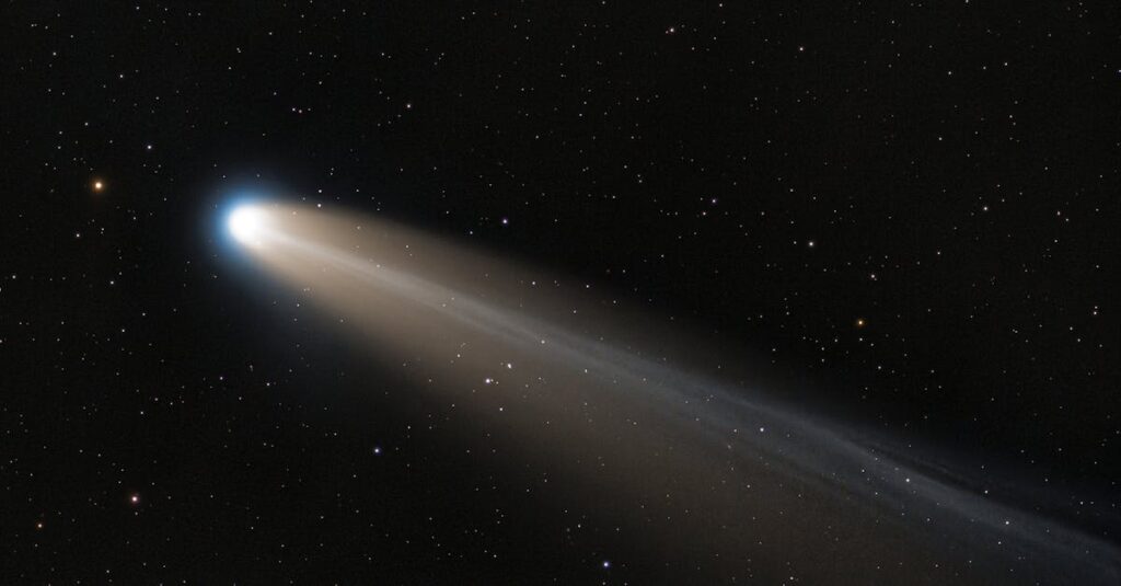 découvrez tout sur les comètes : leur origine, leur composition, et leur trajectoire fascinante à travers le système solaire.