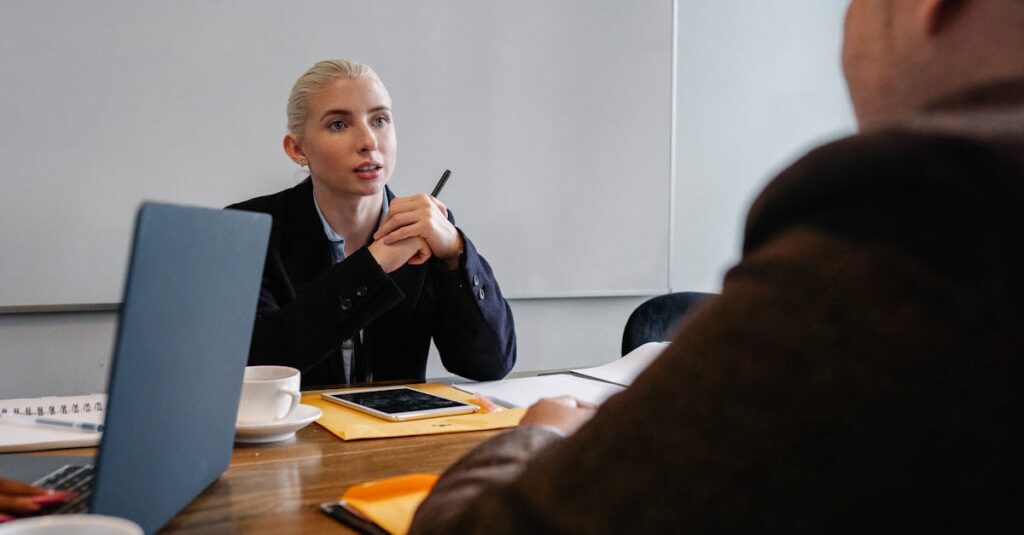 parcours incontournables pour devenir chargé de communication découvrez le parcours professionnel d'un responsable de la communication, les compétences clés à développer et les opportunités de carrière dans ce domaine dynamique.