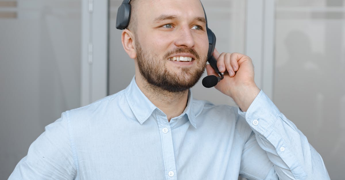 découvrez comment l'intelligence artificielle révolutionne le service client en offrant des réponses rapides, personnalisées et disponibles 24/7 pour améliorer la satisfaction et la fidélisation.