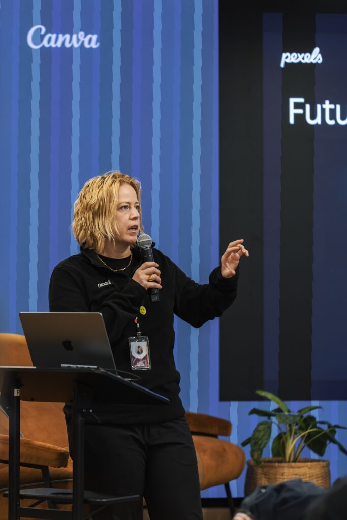 WWDC 2026 : iOS 27, Siri « Campos » et design Liquid Glass au programme d’Apple A speaker engages the audience during a tech conference, discussing future trends.