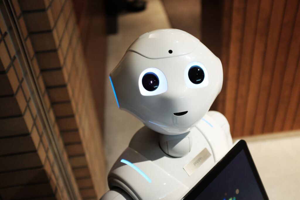 Gartner 2026 : l’IA n’est plus un outil, c’est le système d’exploitation du monde A futuristic humanoid robot in an indoor Tokyo setting, showcasing modern technology.