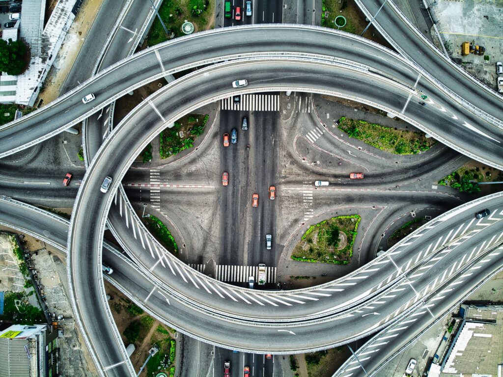 Agents IA autonomes : la révolution que personne n’a vue arriver Aerial view of a modern highway interchange in Abidjan, showcasing intricate road design.