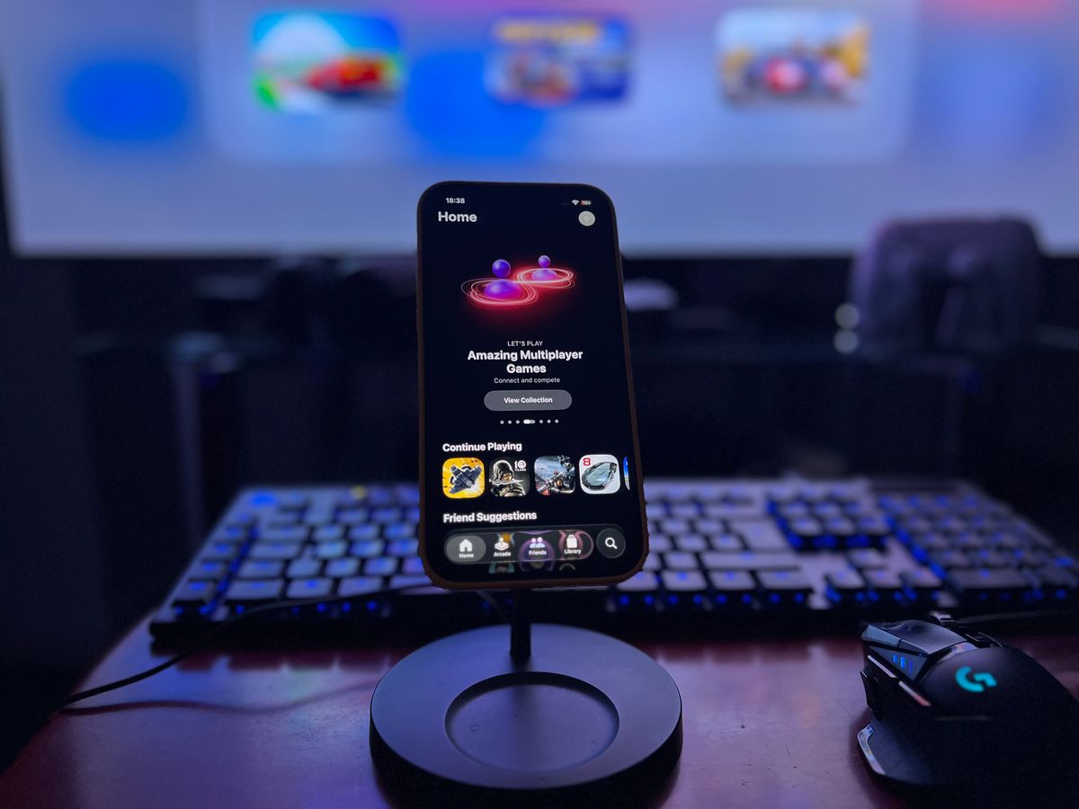 smartphone gaming sur un bureau avec clavier et souris