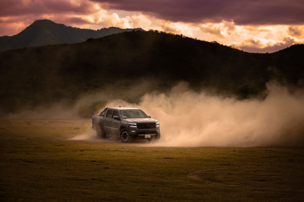 Décret Trump IA du 2 juin 2026 : les modèles frontier sous examen Pick-up truck drifting through dust in a picturesque Mexican landscape at sunset.