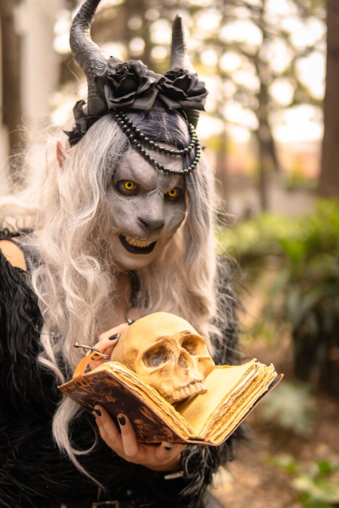 Claude Fable 5 : Anthropic lance son modèle Mythos au public A gothic costume character holds a skull and book in a forest, embodying a mysterious and dark fantasy theme.