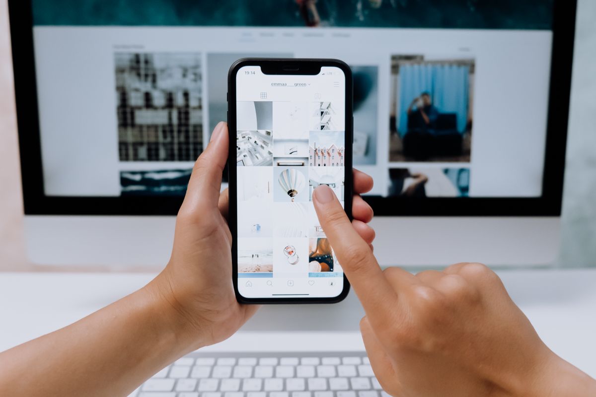 Smartphone utilisé devant un ordinateur pour illustrer Sefirah et la synchronisation Android Windows