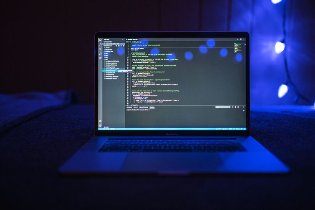 Open source européen : Bruxelles reste en mode soft Code source affiché sur un ordinateur portable pour illustrer l’open source européen et la souveraineté numérique