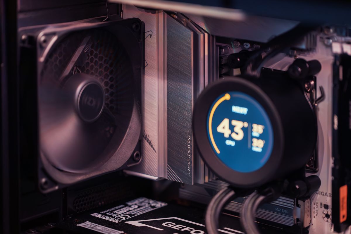 Intérieur d'un PC gaming haute performance avec watercooling, illustration d'un boîtier PC moderne