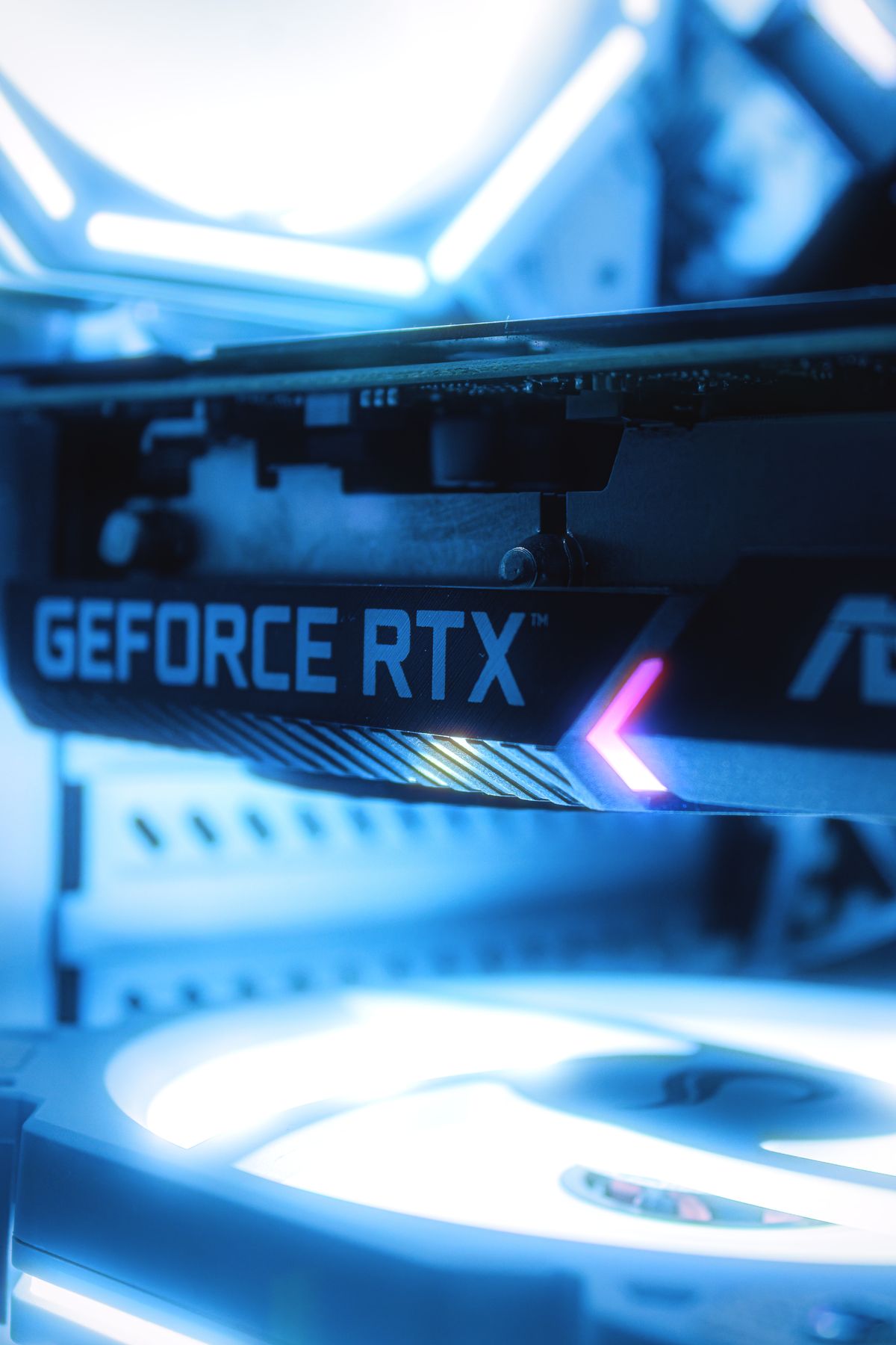 Carte graphique GeForce RTX dans un boîtier PC, l'IA locale Windows 11 s'ouvre aux GPU Nvidia