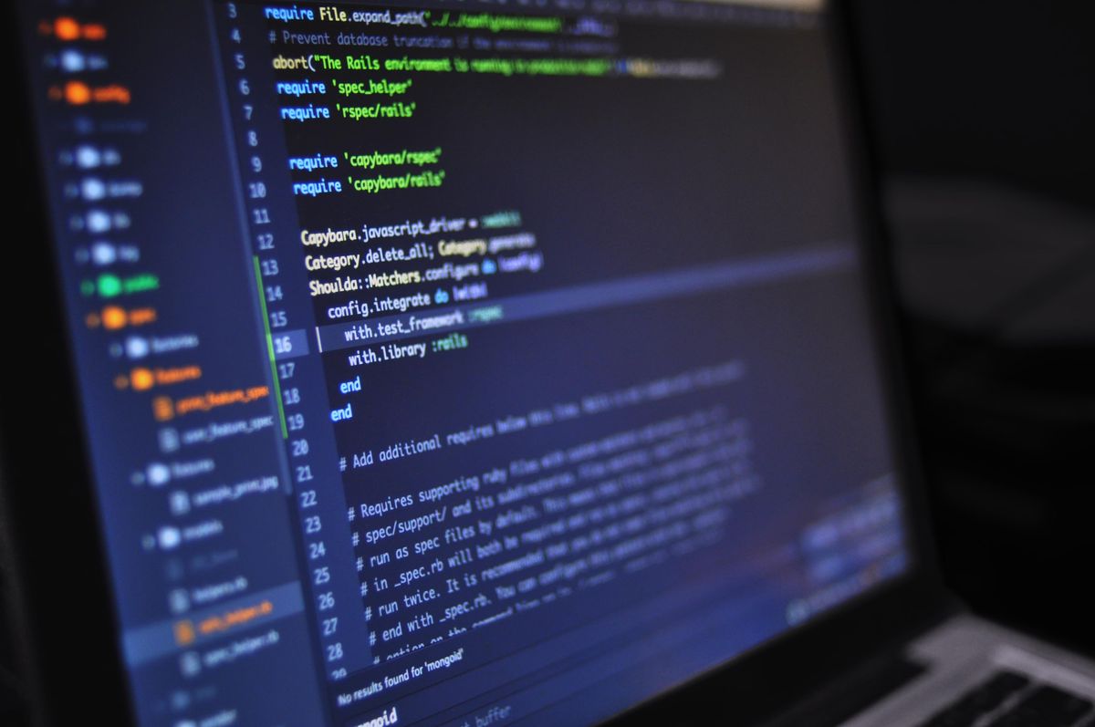 Code de programmation sur écran sombre, illustration cybersécurité Windows Defender
