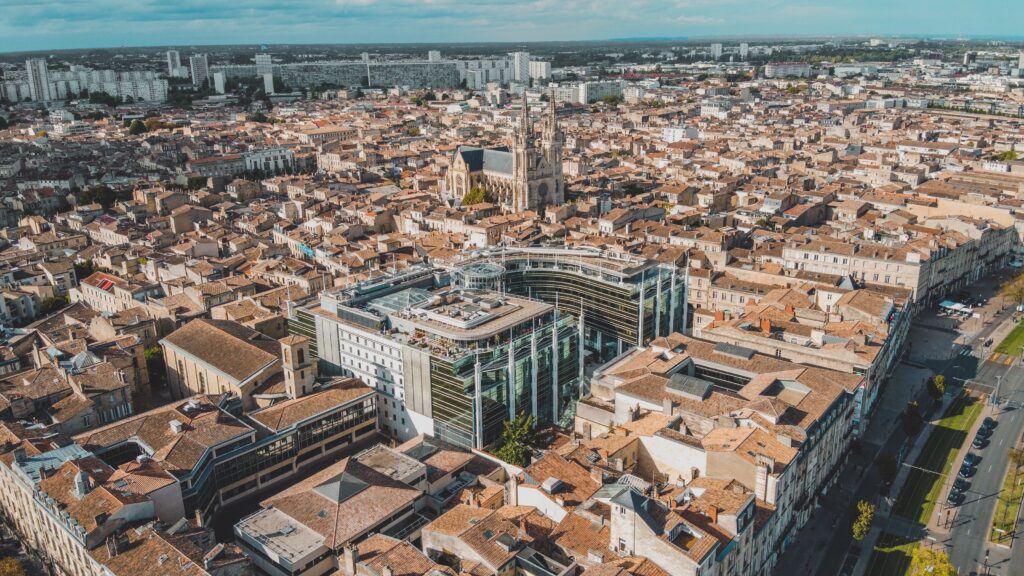 SFR officiellement racheté par Bouygues, Free et Orange pour 20,35 milliards d’euros Stunning aerial view of Talence, France showcasing urban architecture and charming cityscape from above.