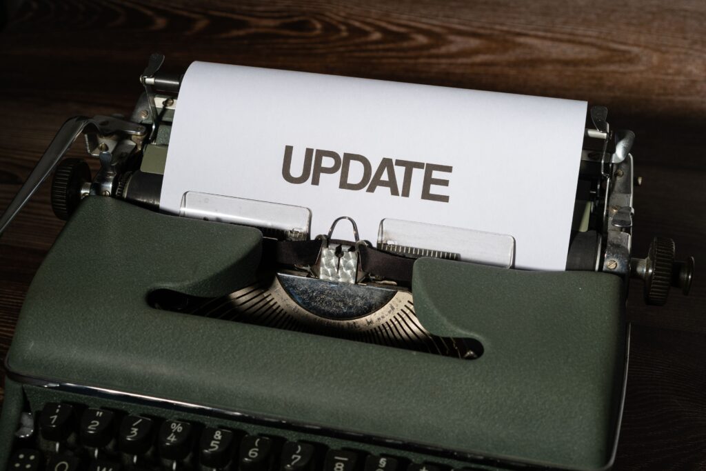 Windows 11 : la mise à jour de juin 2026 booste les performances jusqu’à 70 % A close-up of a classic typewriter with a sheet displaying 'UPDATE' text, evoking nostalgia.